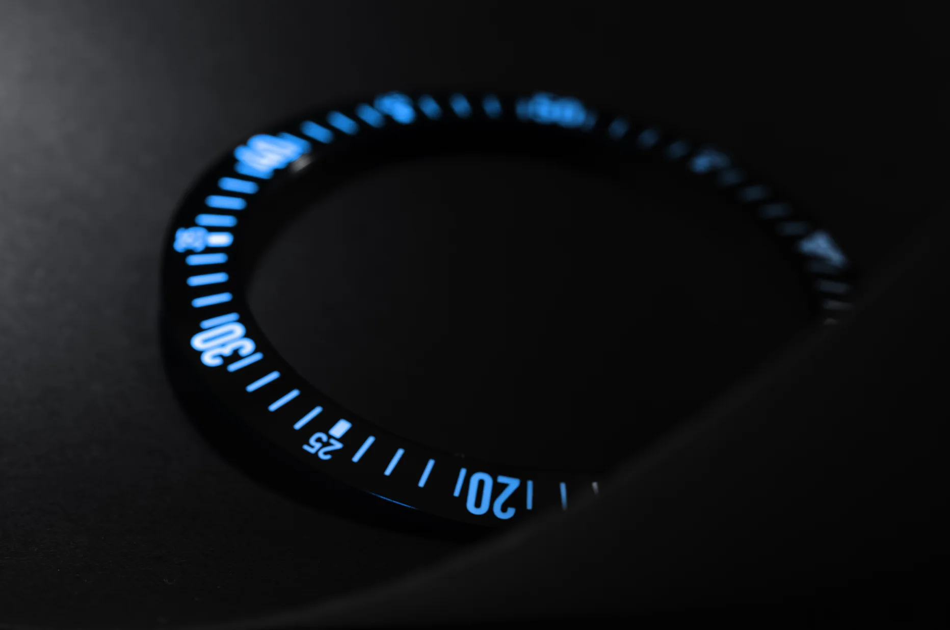 Ceramiczny bezel Sirius zegarka Fortis Novonaut Halo Edition