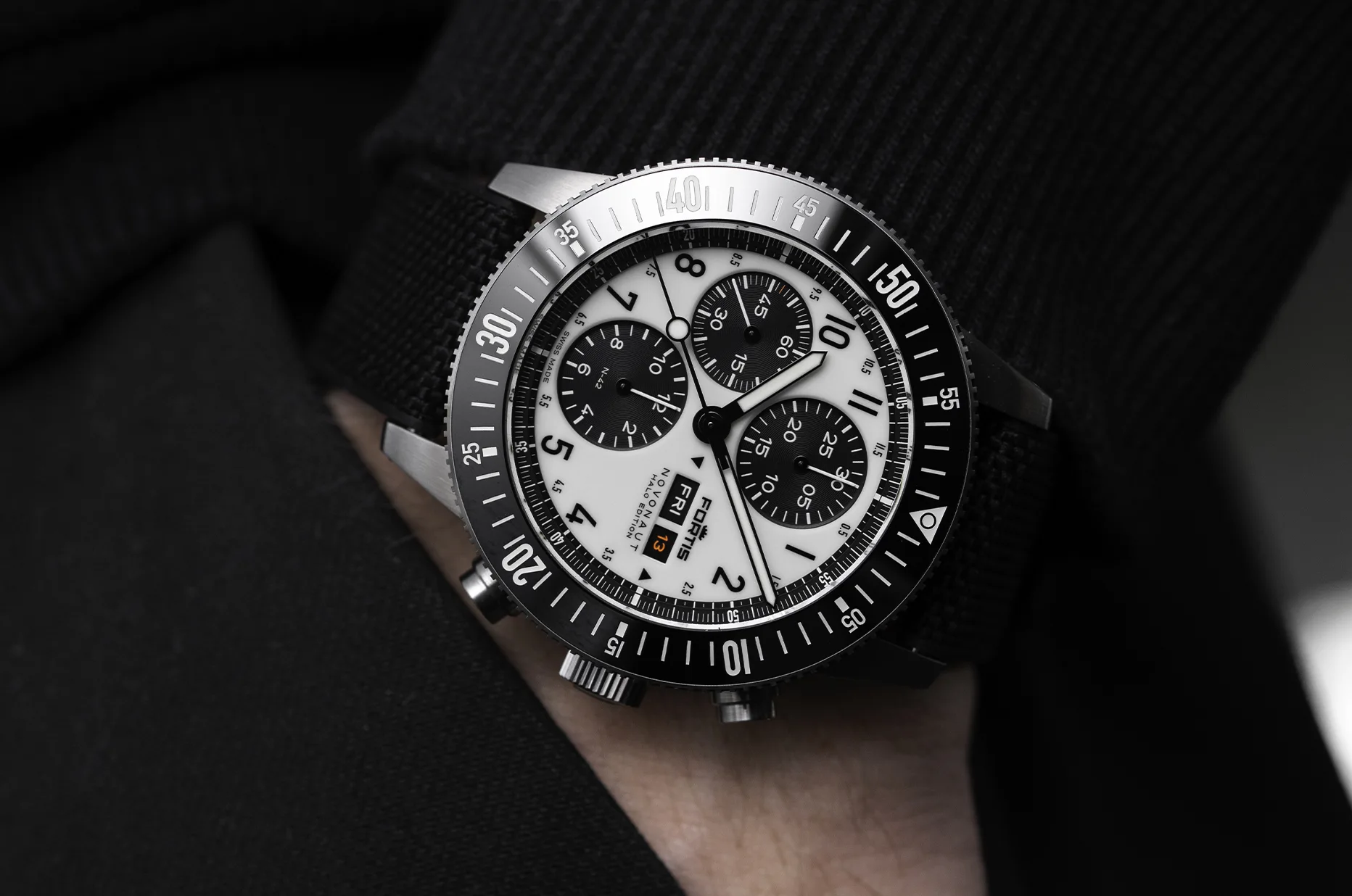 Fortis Novonaut N-42 Halo Black F2040021 na nadgarstku, z czarnym ceramicznym bezelem i czarno-białą tarczą typu panda