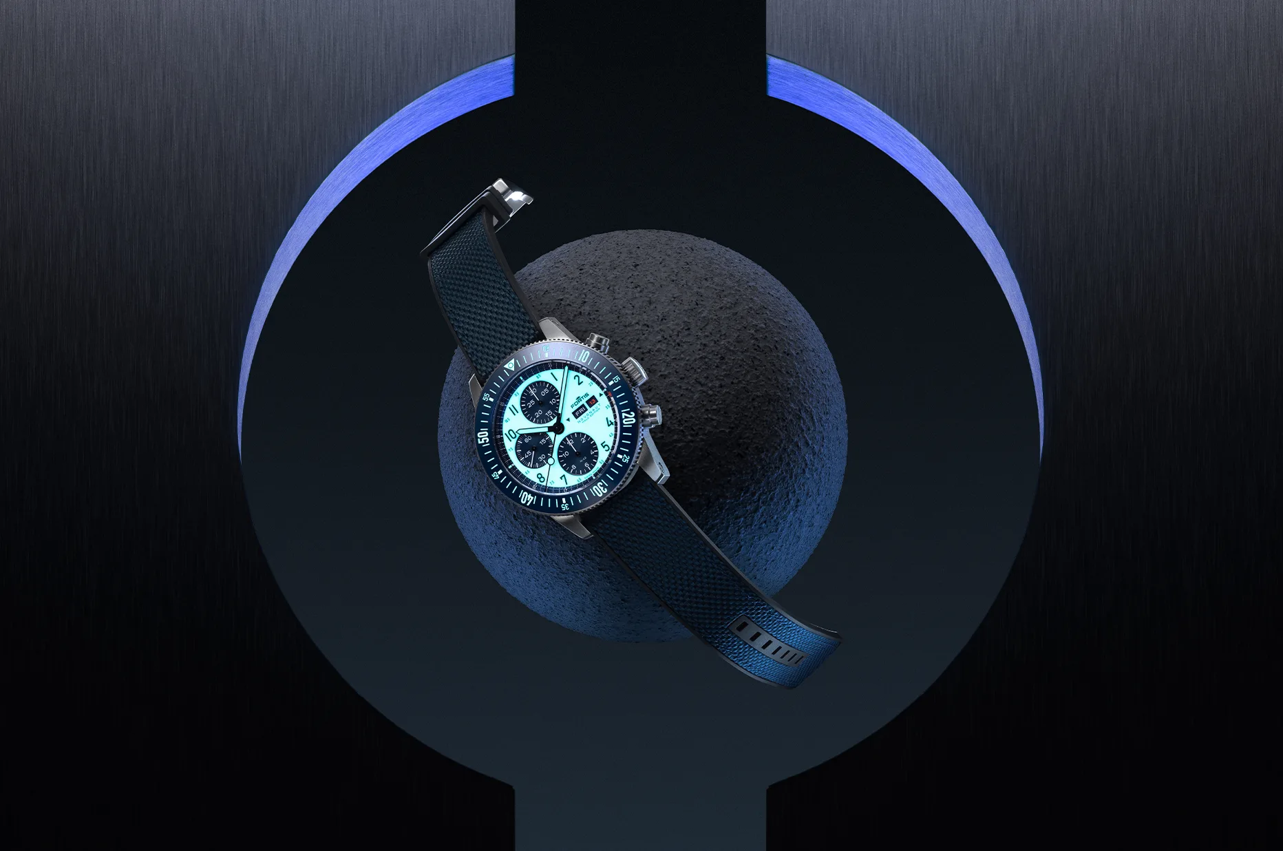 Fortis Novonaut N-42 Halo Blue F2040022 z niebieskim paskiem i tarczą Lumicast X1 świecącą w ciemności