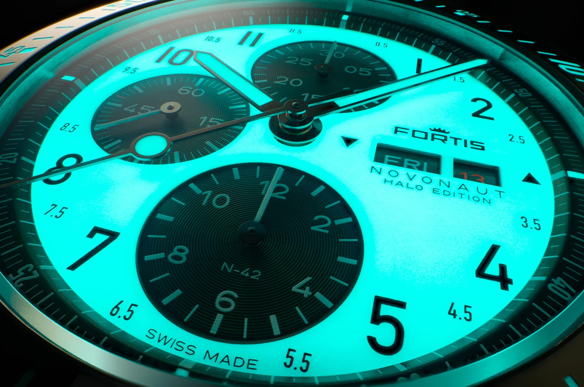 Tarcza typu panda zegarka Fortis Novonaut Halo Edition z niebieską luminescencją Super-LumiNova X1