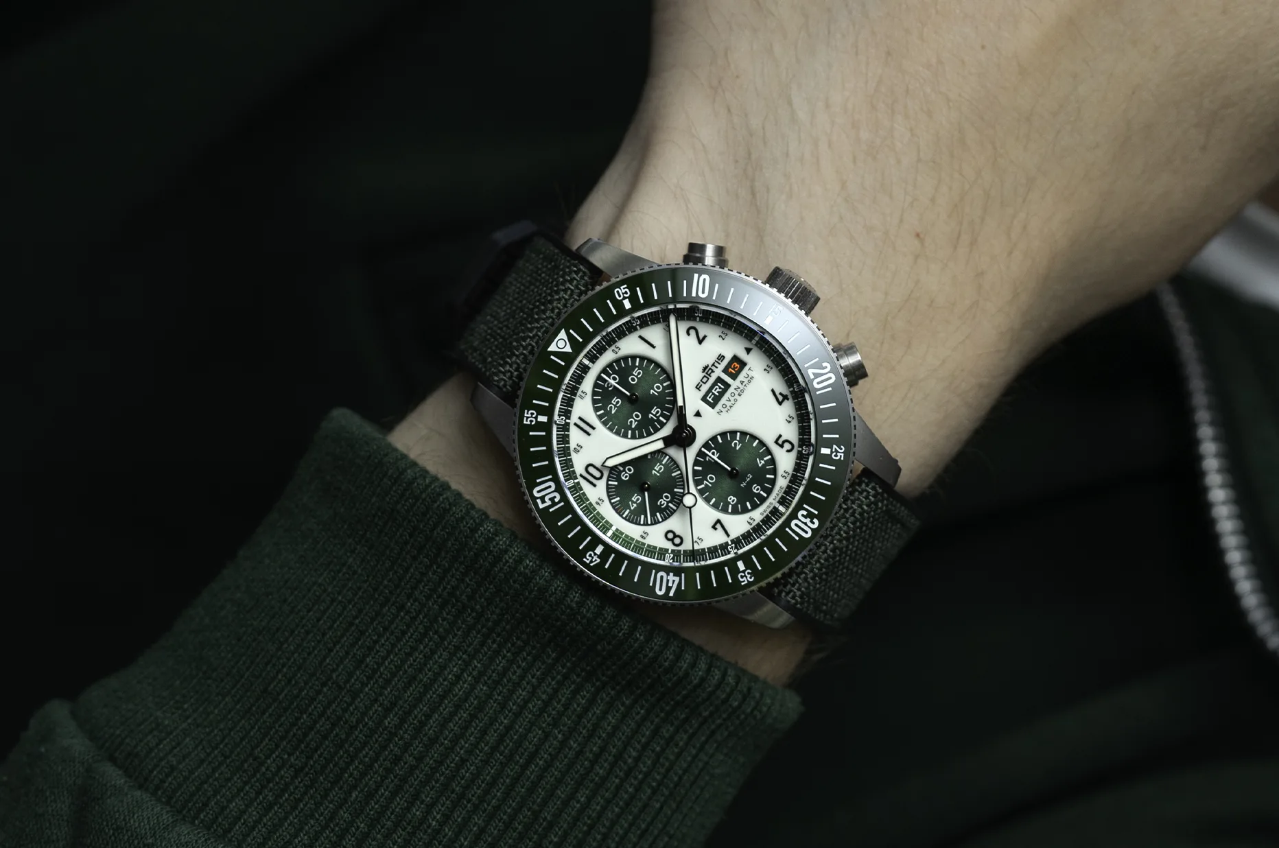 Fortis Novonaut N-42 Halo Green na nadgarstku, z zielonym ceramicznym bezelem, stalową kopertą i hybrydowym paskiem