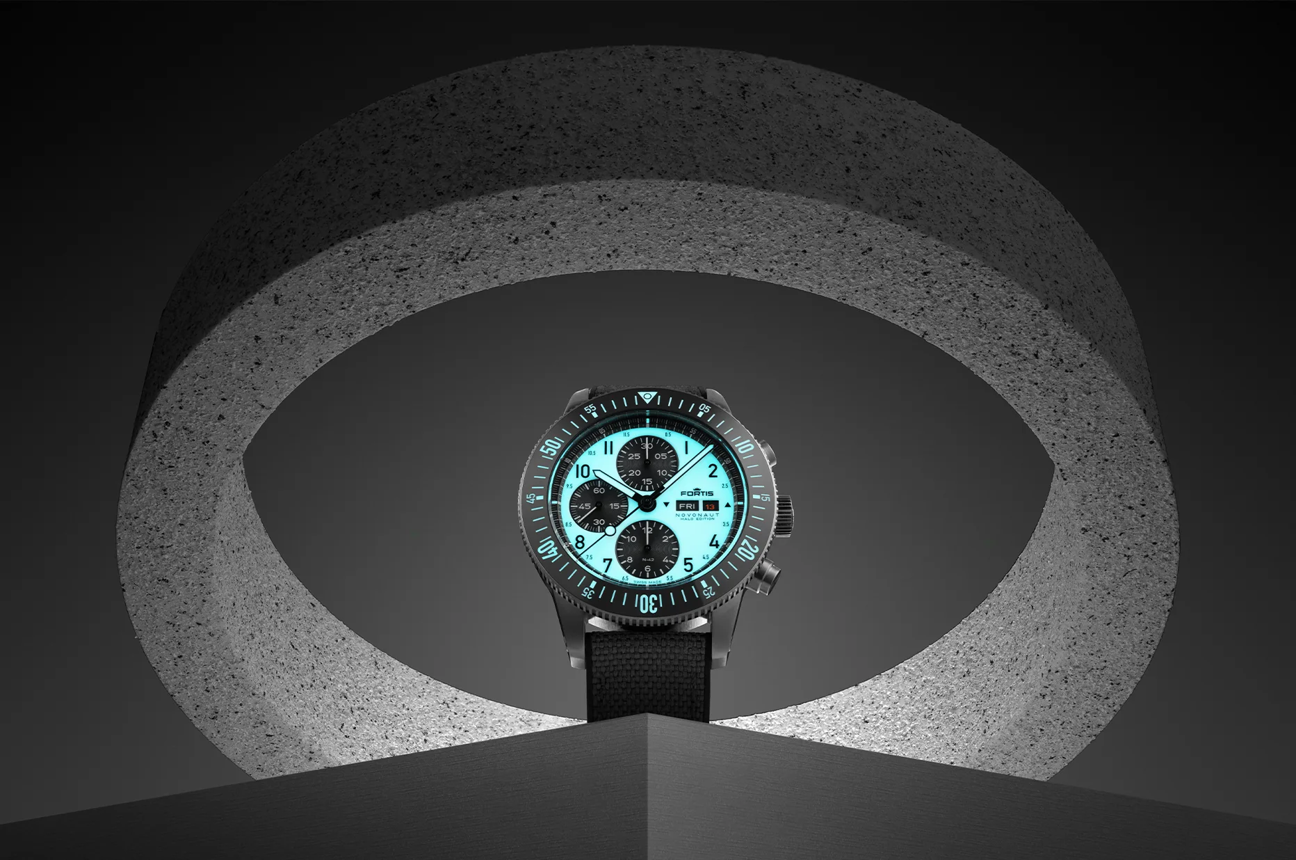 Zegarek męski Fortis Novonaut N-42 Halo Black z czarnym paskiem hybrydowym, ceramicznym bezelem i tarczą Lumicast X1