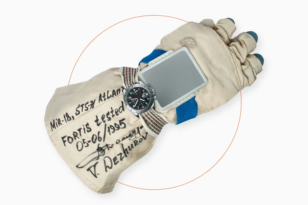 Zegarek Fortis Official Cosmonauts Chronograph na rękawicy kosmonauty z misji Mir-18 w 1995 roku