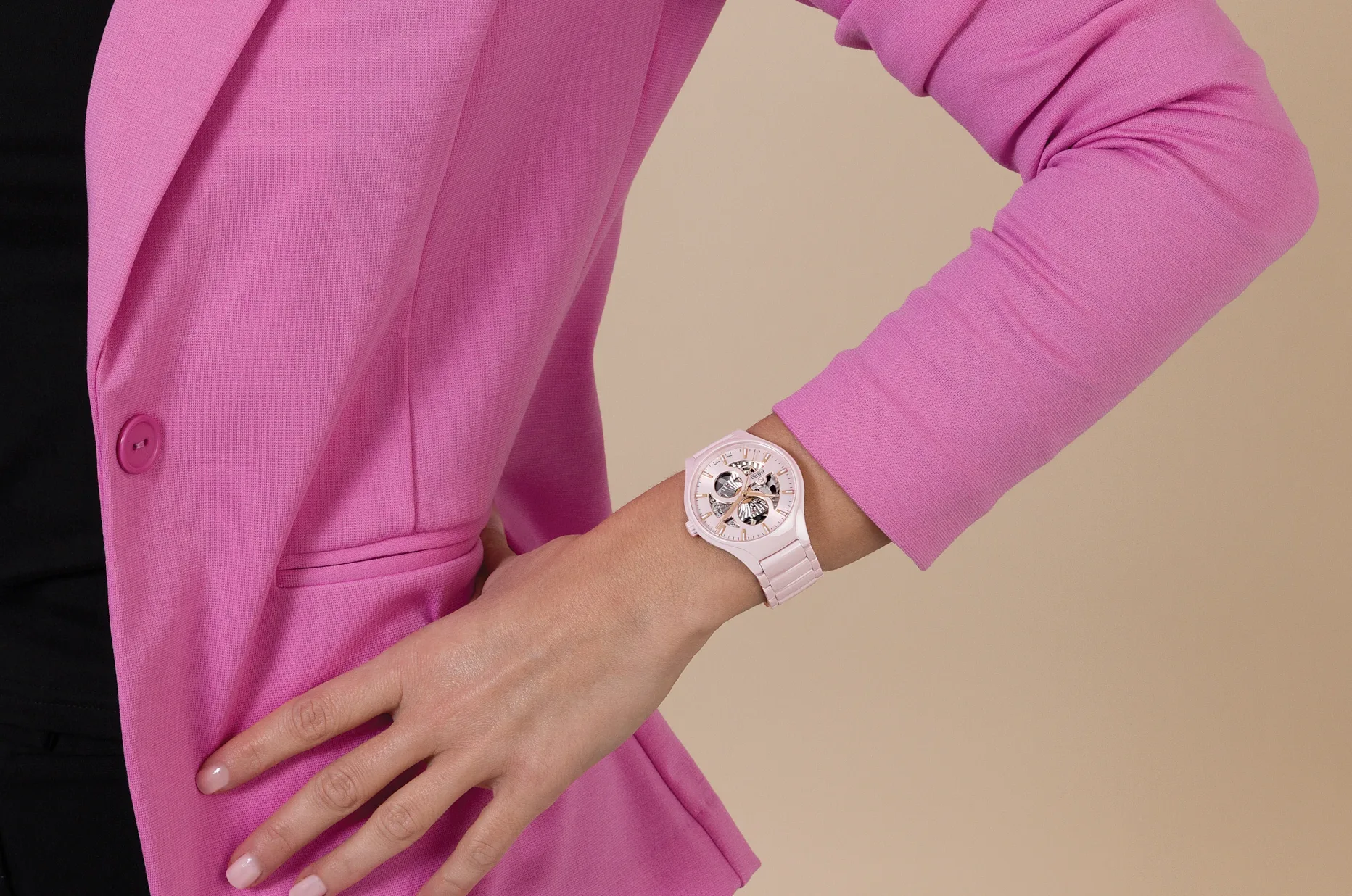 Rado True Round Open Heart R27183012 na nadgarstku z różową ceramiczną bransoletą