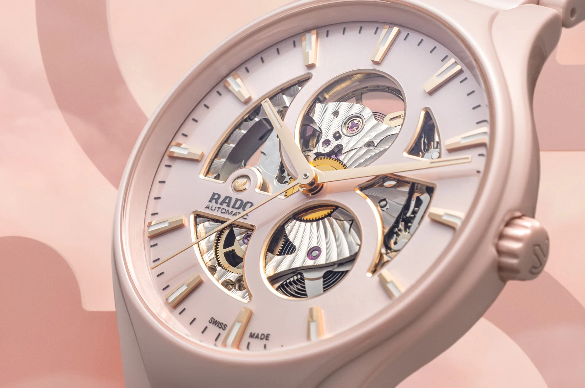 Rado True Round Open Heart R27183012 z różową ceramiką high-tech i tarczą z otwartym balansem