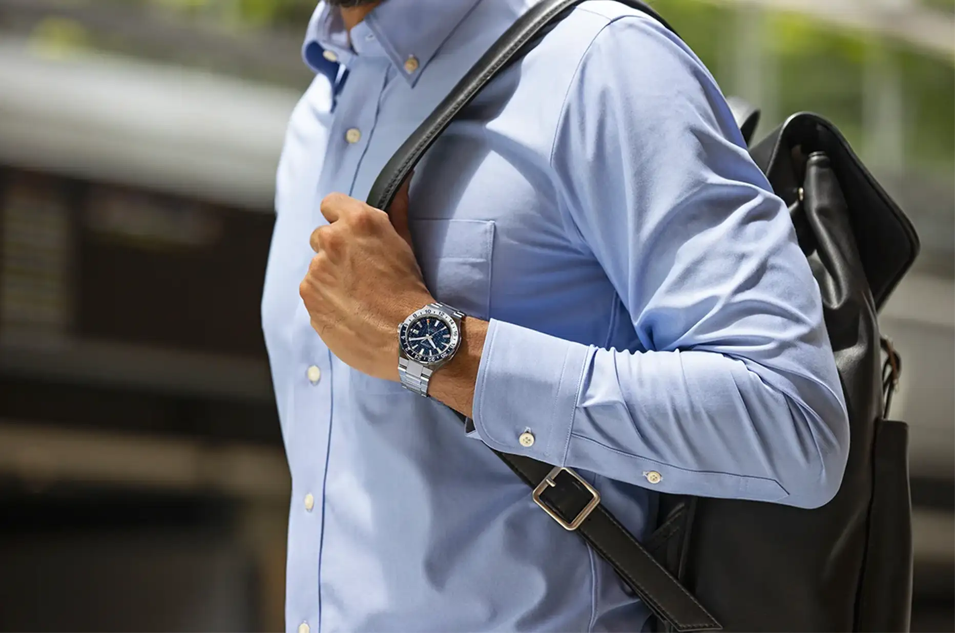 Zegarek Citizen Series 8 na nadgarstku w miejskim stylu życia