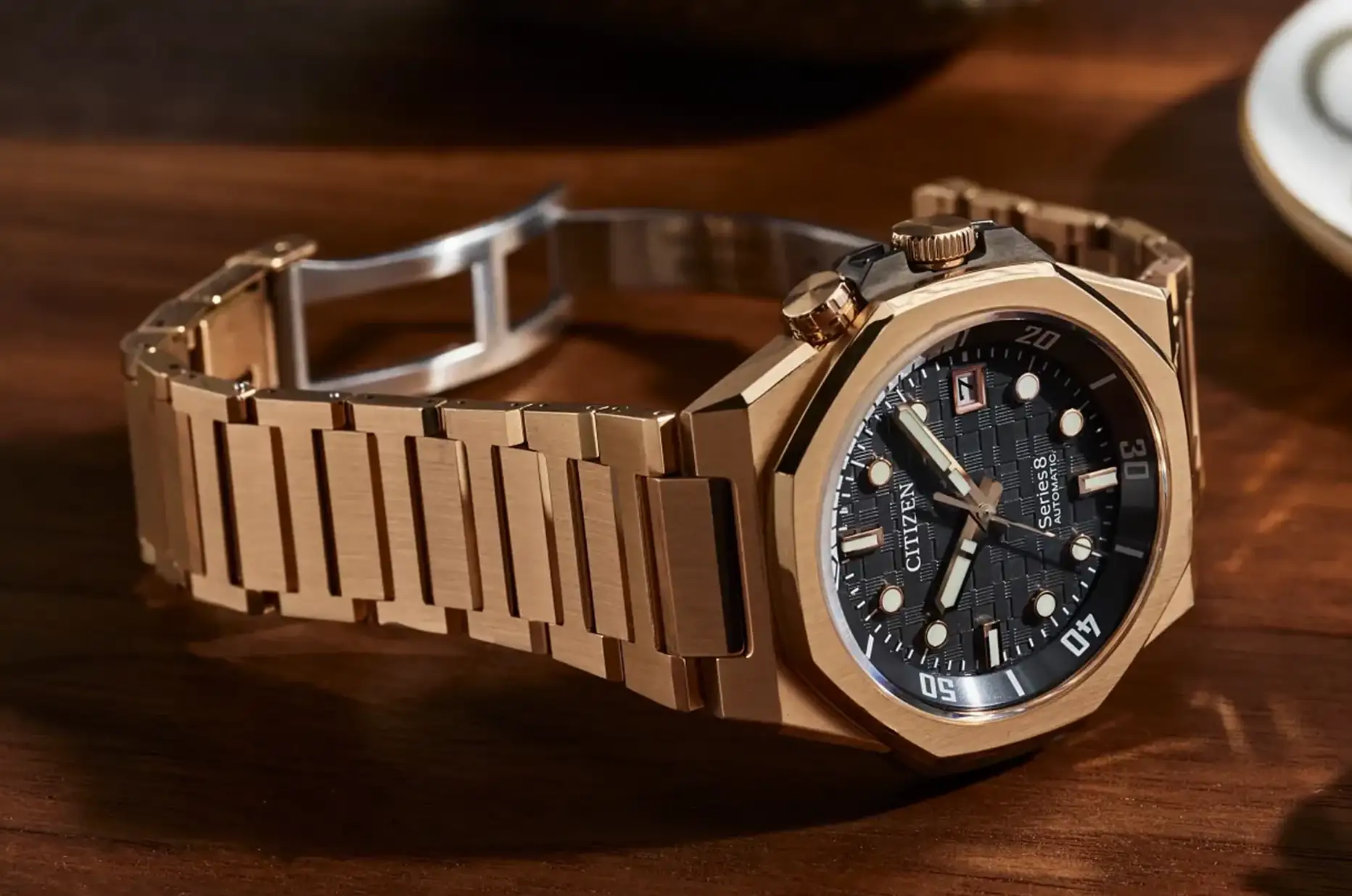 Citizen Series 8 w złotej stylistyce