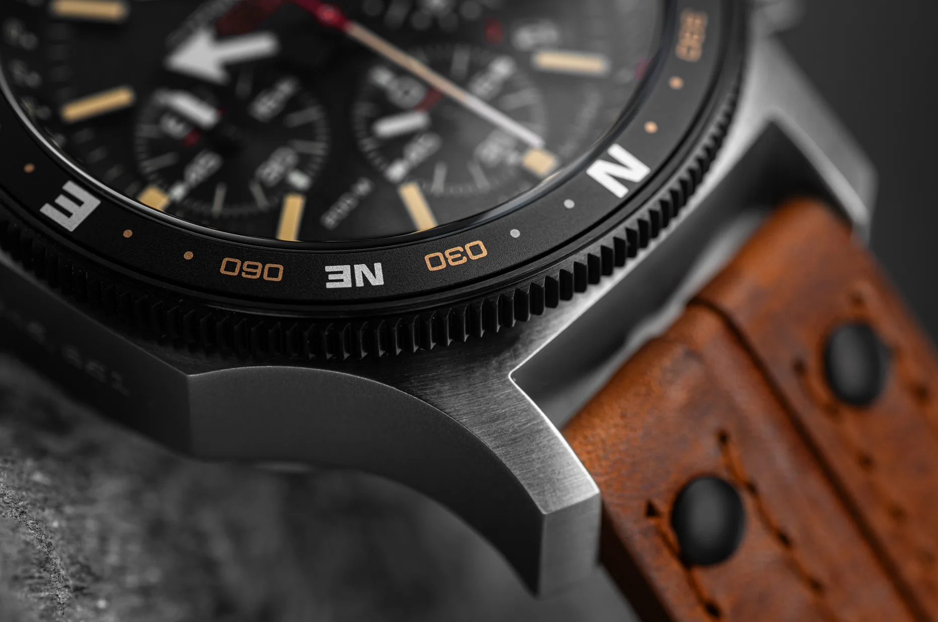 Obrotowy bezel z oznaczeniami kierunków świata w zegarku Vostok Europe Ratownik Tatr