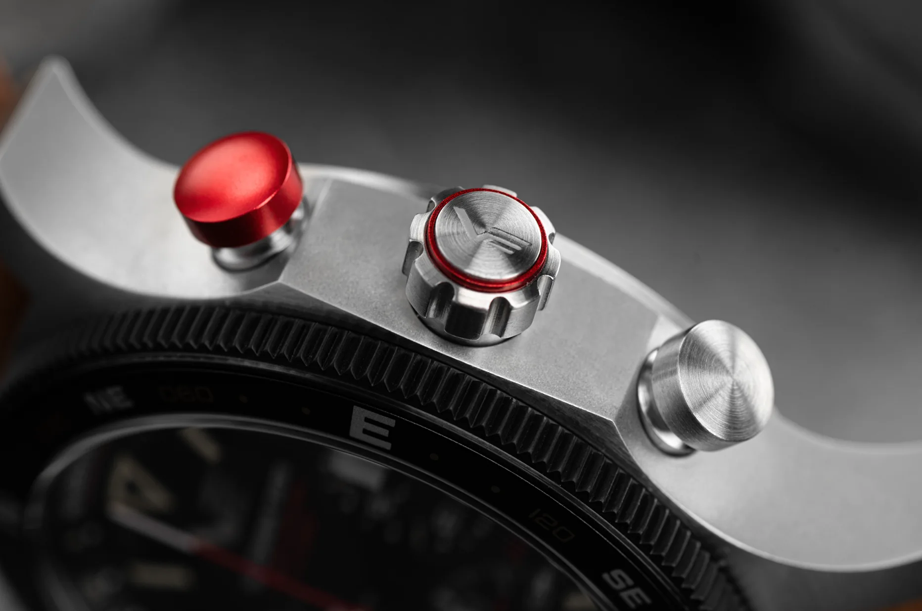 Zakręcana koronka i przyciski chronografu zegarka Vostok Europe Ratownik Tatr