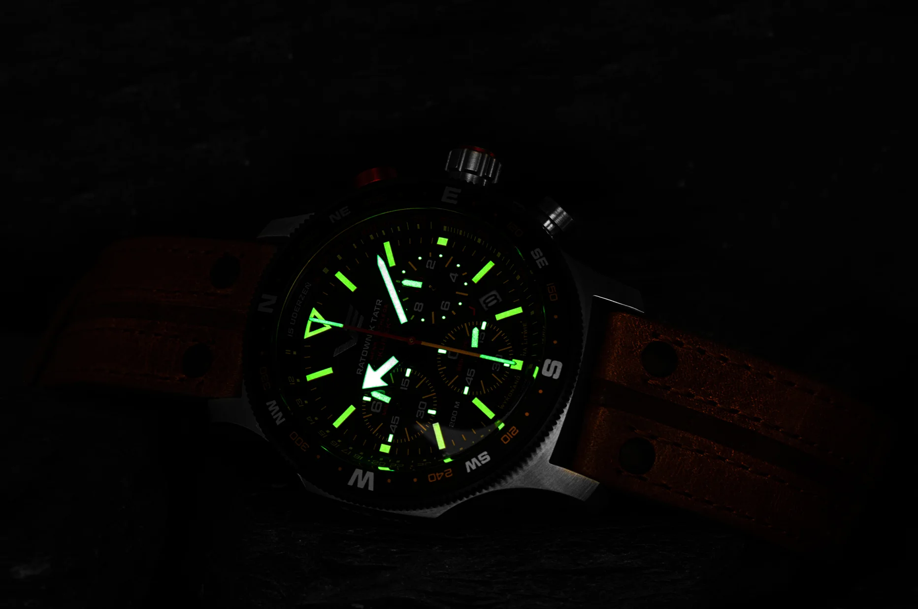 Podświetlenie Super-LumiNova Old Radium w zegarku Vostok Europe Ratownik Tatr