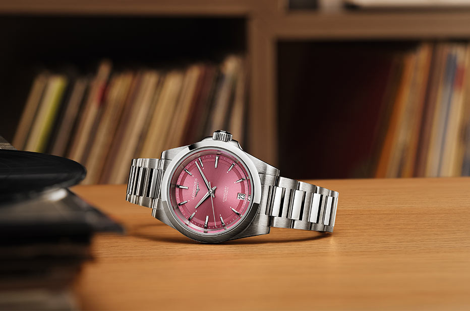 Srebrny zegarek z różową tarczą Longines Conquest