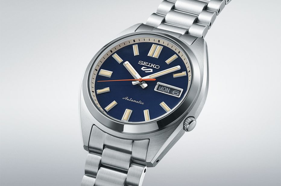 Sportowy zegarek Seiko SNXS z niebieską tarczą