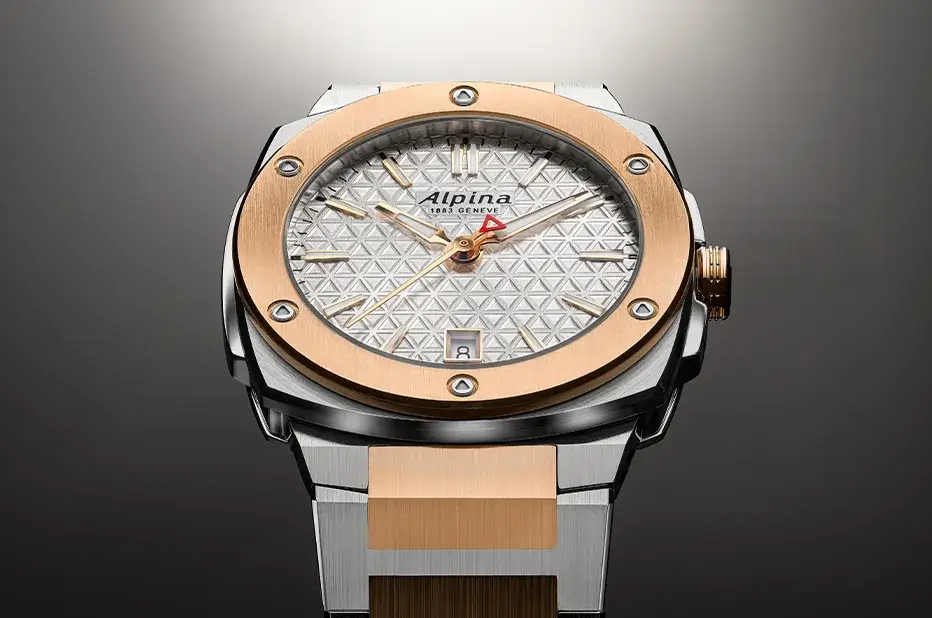 Zbliżenie na elegancką tarczę zegarka Alpina Alpiner Extreme Quartz AL-220S2AE2B z trójkątnym wzorem i detalami w kolorze różowego złota