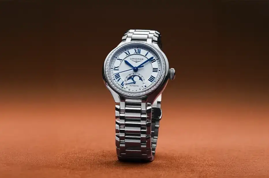 Srebrny zegarek Longines PrimaLuna Moonphase z niebieskimi cyframi rzymskimi i wskaźnikiem faz księżyca