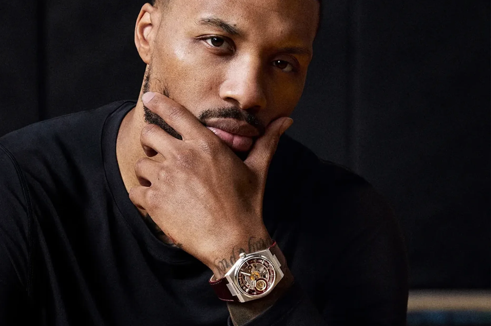 Damian Lillard z zegarkiem Tissot PRX Skeleton Special Edition na bordowym pasku