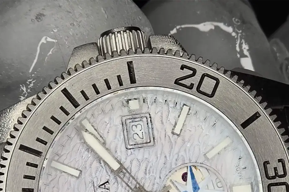 Bezel z innowacyjnego materiału Beyond Steel®