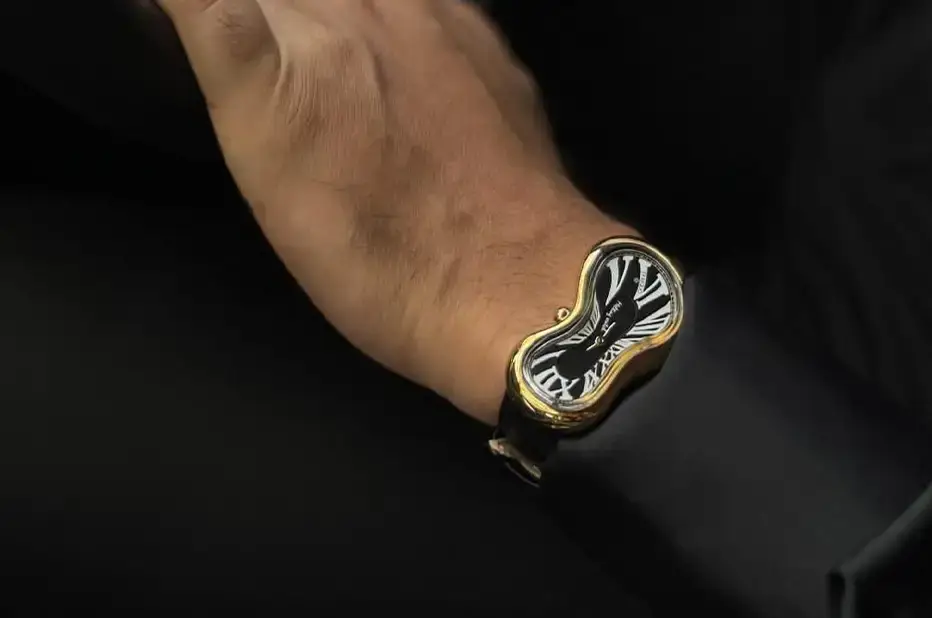 Cieknący zegarek na rękę Exaequo Melted Watch