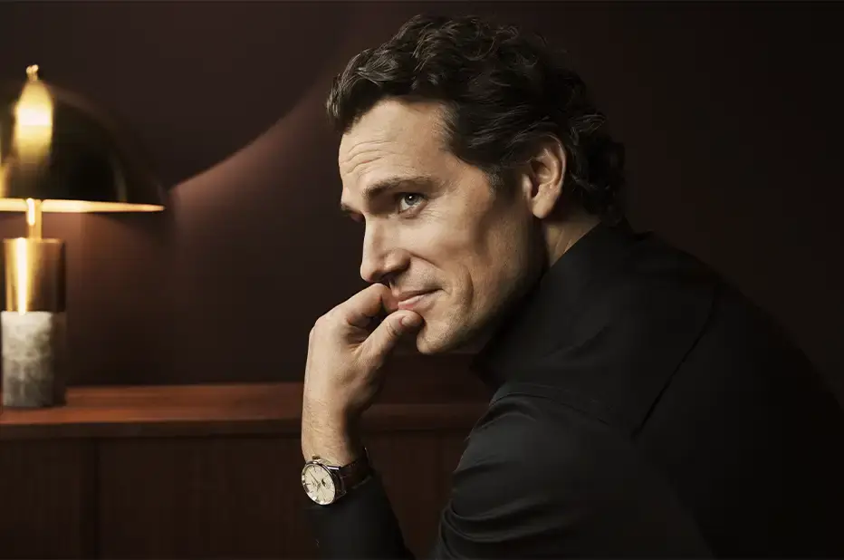 Henry Cavill ze szwajcarskim zegarkiem w stylu klasycznym Longines Flagship Heritage