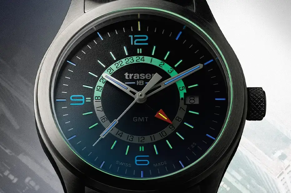 Traser P59 Aurora GMT Blue – zegarek z niebieską tarczą, funkcją drugiej strefy czasowej i podświetleniem trigalight®