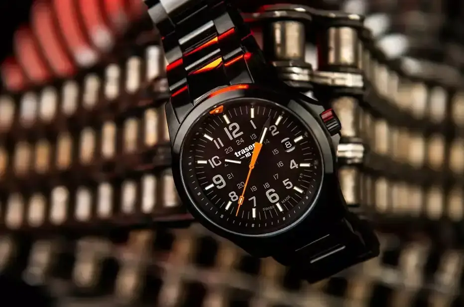 Czarny zegarek Traser P67 Officer Pro Black 111067 z militarnym designem i precyzyjnym mechanizmem kwarcowym