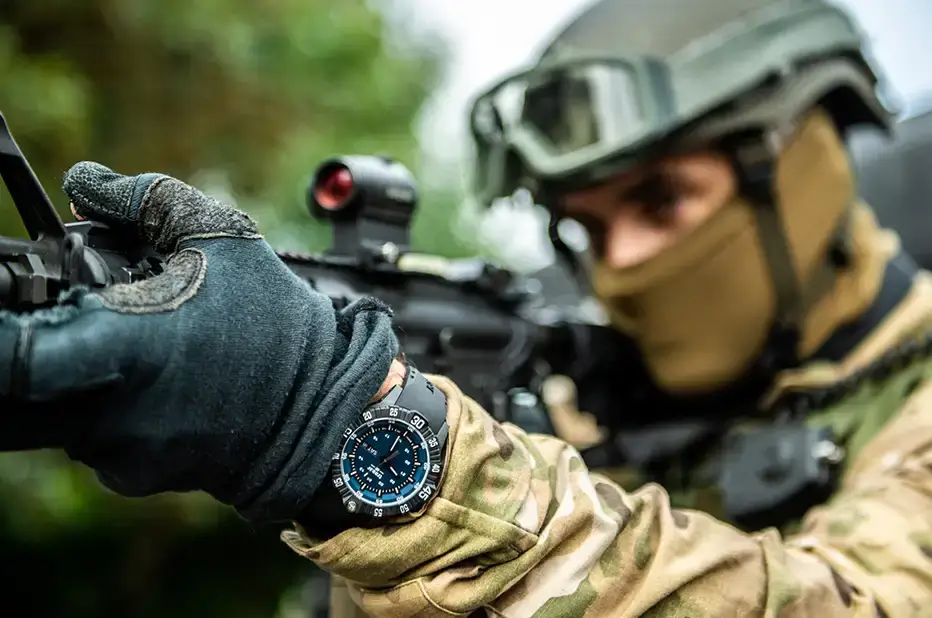 Wojskowy zegarek męski Traser P99 Q Tactical z podwójną kopertą i technologią trigalight®