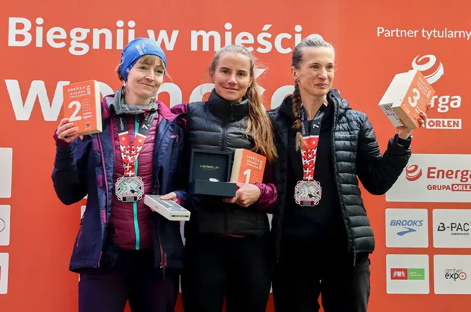 Katarzyna Chojnacka z UKS Orkan Środa Wielkopolska na podium Maratonu biegowego w Gdańsku