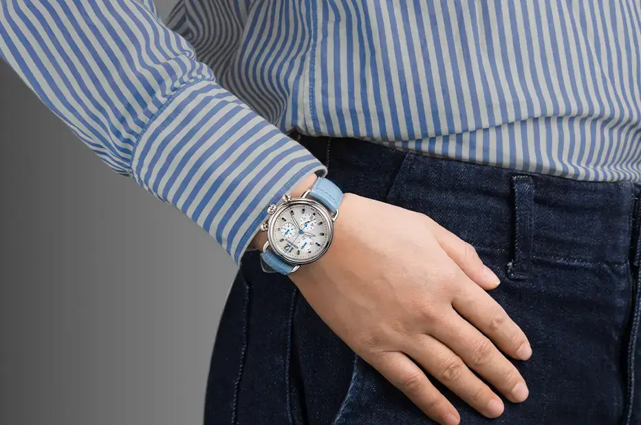 Zegarek damski Aerowatch Chronolady 1942 Pastel Blue noszony na nadgarstku
