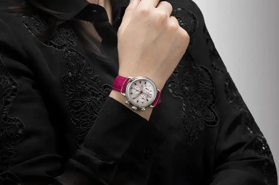 Zegarek damski Aerowatch Raspberry z kolekcji Chronolady 1942 – widok na ręku