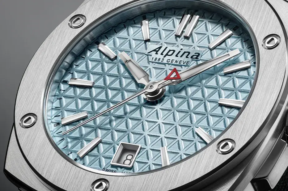 Zbliżenie na tarczę zegarka Alpina Alpiner Extreme Quartz AL-220LB2AE6B z lodowoniebieskim wzorem i wskazówkami w stylu sportowym