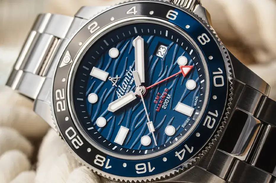 Zegarek Atlantic Mariner Wave Quartz GMT Blue z granatową tarczą fale 3D i wskazówką GMT