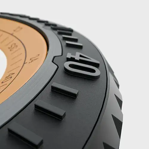 Detal ceramicznej lunety zegarka Aviator XPRO Dive z grawerowanymi oznaczeniami nurkowymi