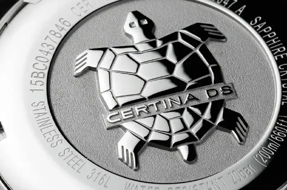 Logo żółwia Certina DS wygrawerowane na deklu zegarka – symbol trwałości i współpracy z Sea Turtle Conservancy