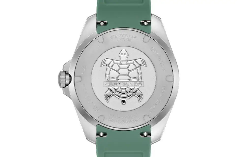 Dekiel zegarka sportowego Certina DS-X GMT z wodoszczelnością 200 m i logo żółwia