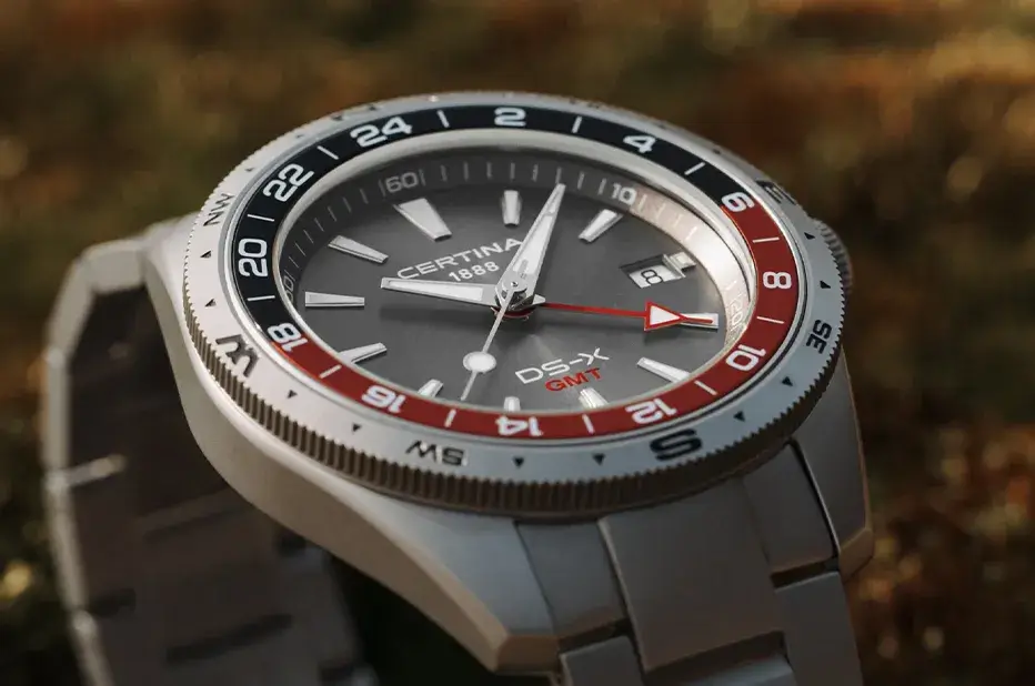 Sportowy zegarek męski Certina DS-X GMT z kompasem, szarą tarczą i bransoletą ze stali szlachetnej