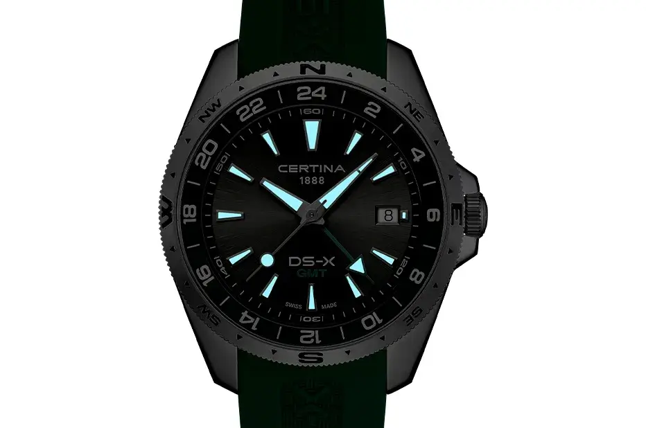 Sportowy zegarek Certina DS-X GMT z podświetleniem Super-LumiNova.