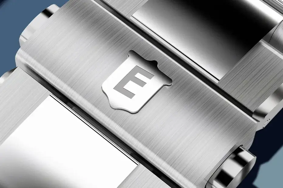 Detal zintegrowanej bransolety Eberhard Contodat z reliefowym logo „E”