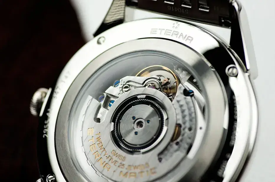 Mechanizm Eterna-Matic widoczny przez transparentny dekiel zegarka Eterna – automatyczny naciąg z łożyskami kulkowymi