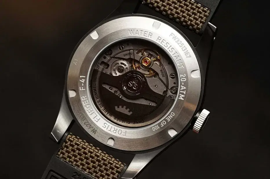 Dekiel zegarka Fortis Flieger F-41 Tactical Green z widocznym mechanizmem WERK