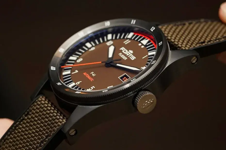 Koperta zegarka Fortis Flieger F-41 Tactical Green z powłoką DLC i oliwkowym paskiem