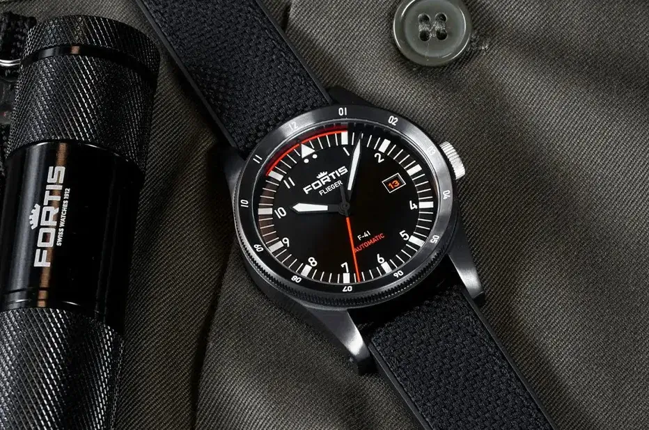 Limitowany zegarek Fortis Flieger F-41 Mission Black z powłoką DLC na pasku hybrydowym