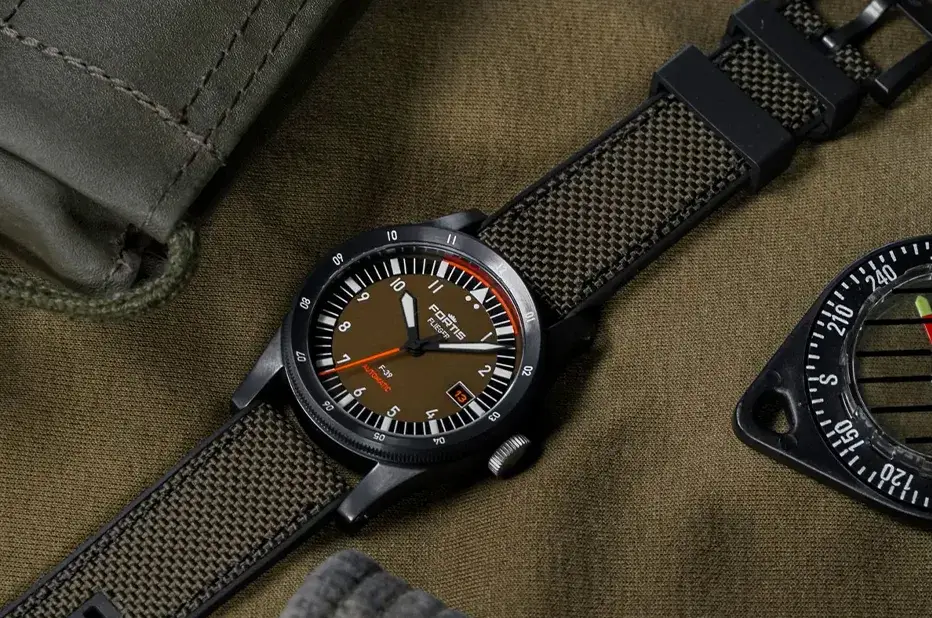 Zegarek lotniczy Fortis Flieger F-39 Tactical Green WERK 7 z zieloną tarczą na pasku hybrydowy