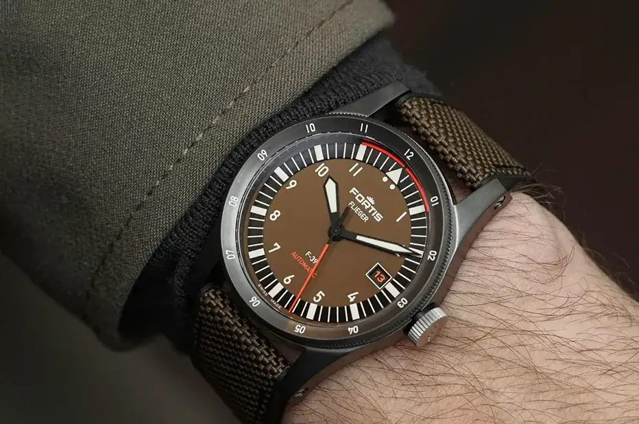 Zegarek szwajcarski Fortis Flieger F-39 Tactical Green WERK 7 na nadgarstku w militarnym stylu