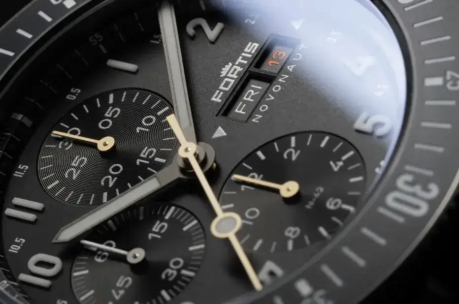 Tarcza modelu Fortis Legacy Edition z chronografem, dniem tygodnia i datą