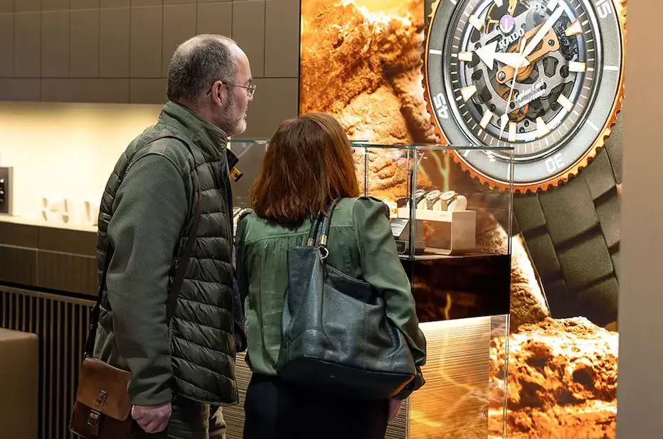 Uczestnicy konkursu Rado Golden Ticket oglądający ekspozycję zegarków Rado w butiku marki podczas wycieczki do Szwajcarii