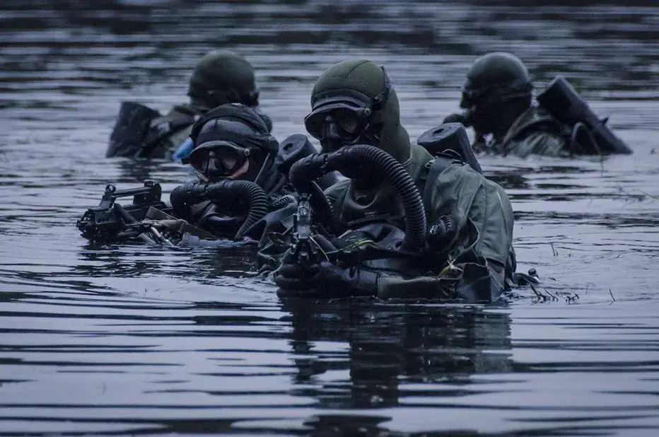 Operatorzy JW FORMOZA w wodzie podczas operacji podwodnej z rebreatherami