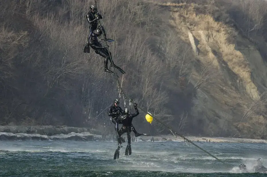 Nurkowie JW FORMOZA podczas podjęcia z wody na linie