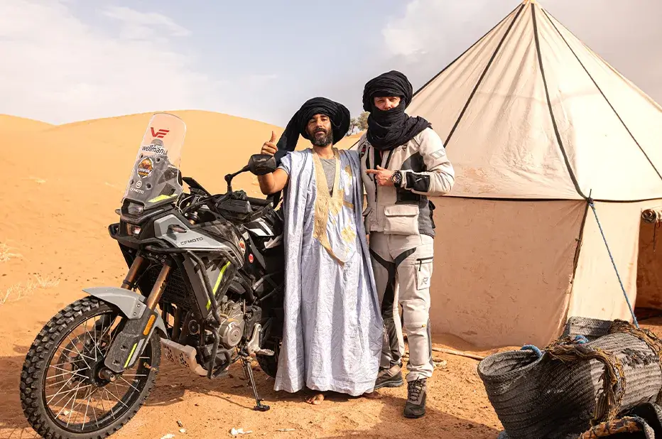 Karolis Mieliauskas z zegarkiem Vostok Europe SAHARA, pozujący w towarzystwie Taurega