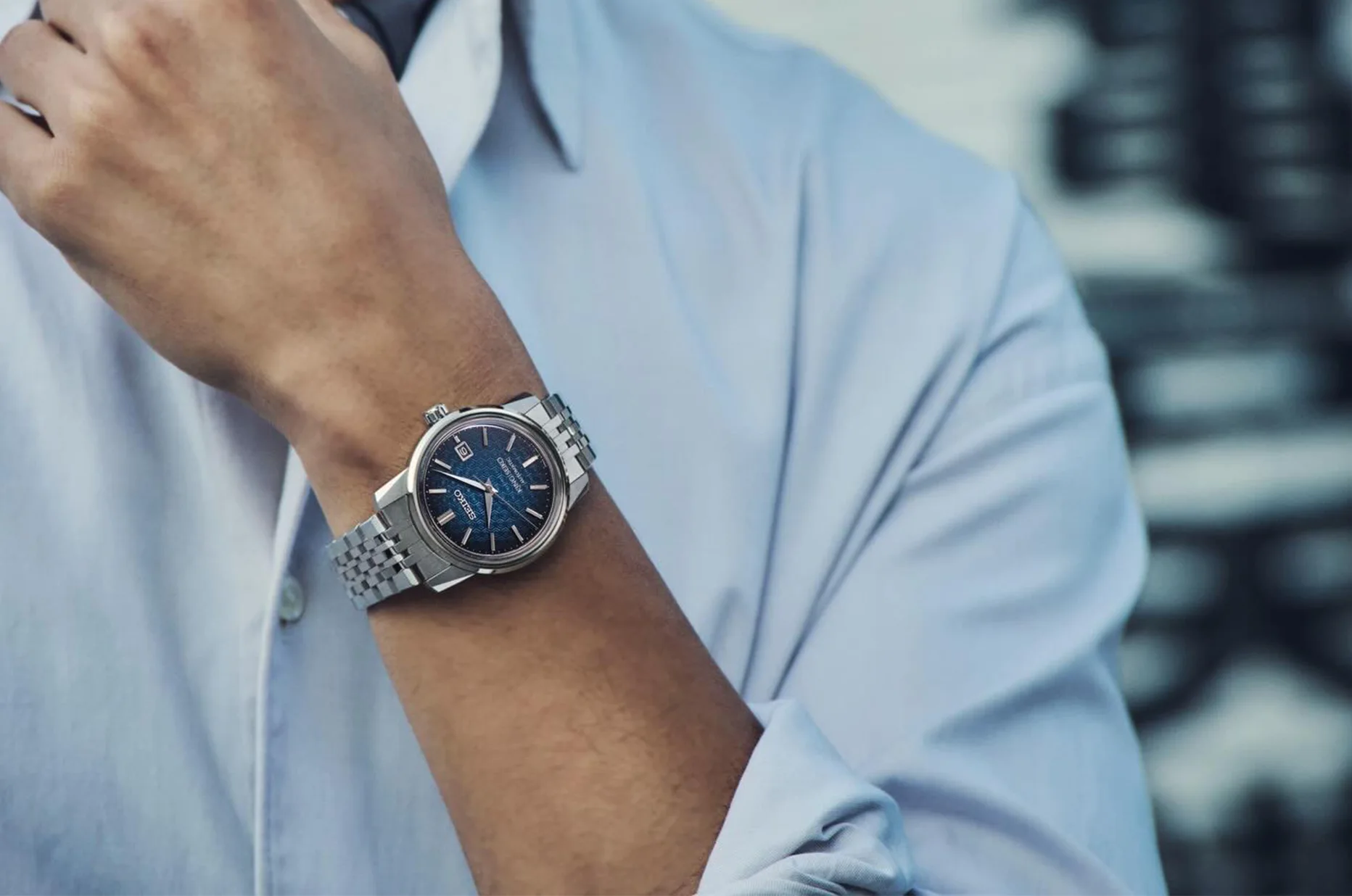 King Seiko KSK z niebieską tarczą i stalową bransoletą noszony do eleganckiego stroju codziennego