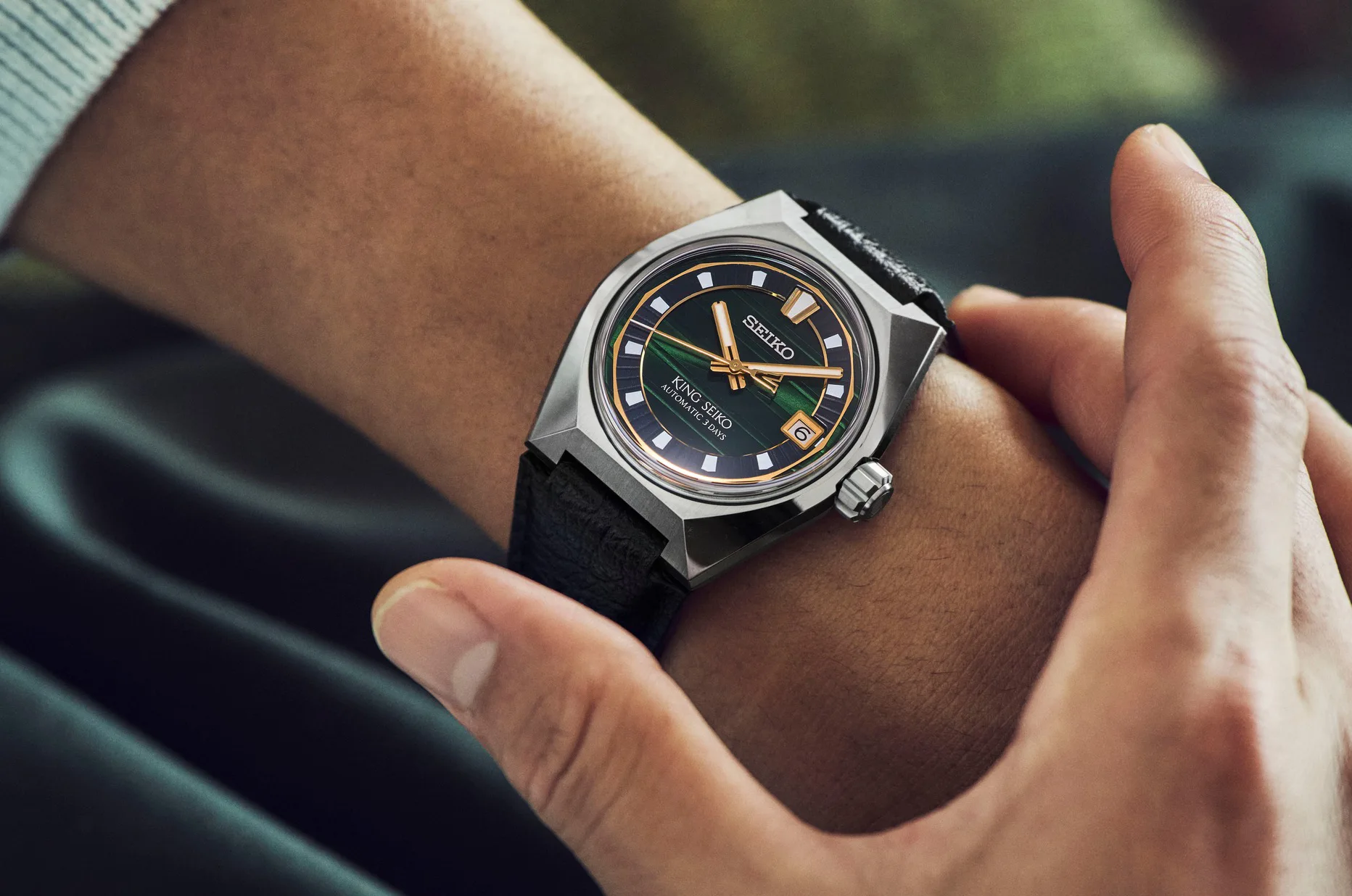 King Seiko VANAC z zieloną tarczą i sportowo-elegancką kopertą noszony na nadgarstku