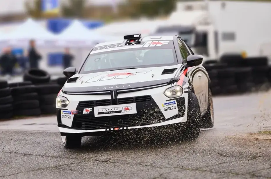 Lancia Ypsilon HF w rajdowej konfiguracji podczas zakrętu na torze testowym